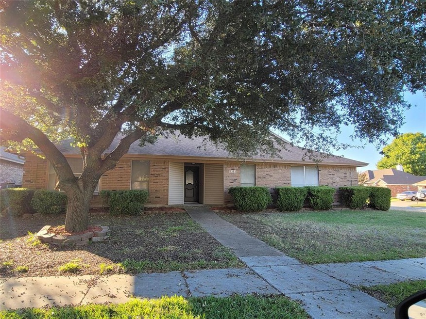 5353 Lynda Ct, North Richland Hills, TX 76180 - photo 1
