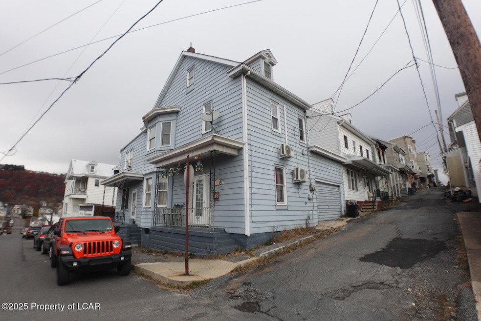 437 W Atlantic St, Shenandoah, PA 17976 - photo 1