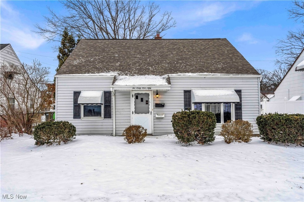 Cape cod-style house with roof with shingles