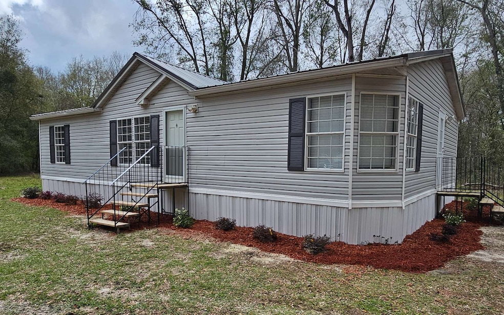 3/2 DW ON 4 AC WITH NEW METAL ROOF, NEW FLOORING, 
