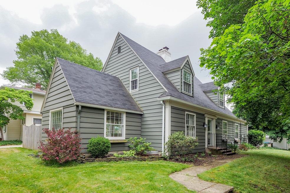 2705 University Ave-100