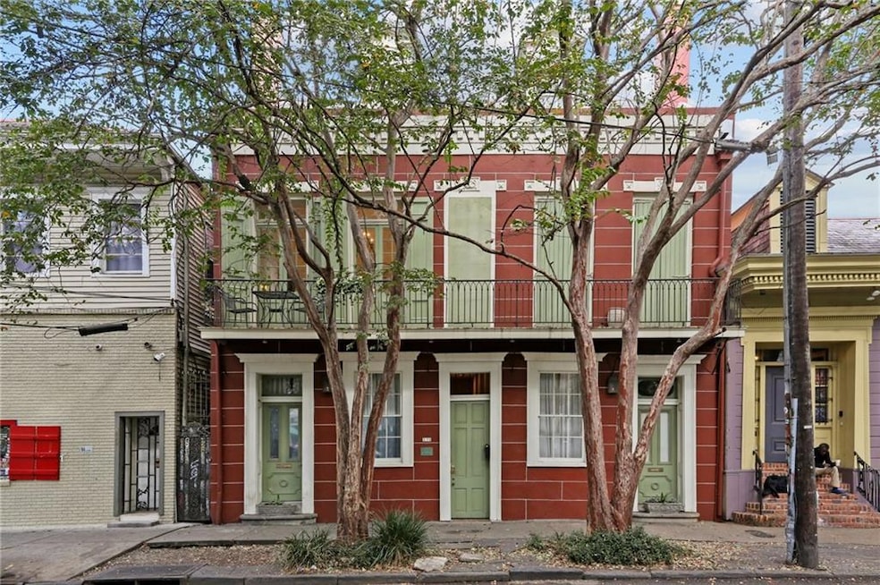 Unit D occupies the second and the third floor of the main building with a balcony overlooking Esplanade Avenue.