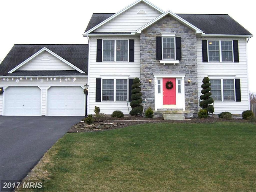 548 Franklin Square Dr, Chambersburg, PA 17201 - photo 1