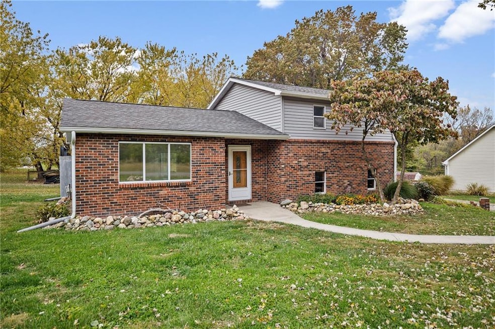 2215 Hunter Rd, Trenton, MO 64683 - photo 1