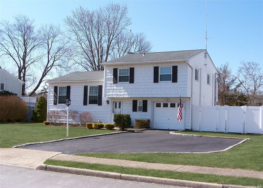 192 Spiral Rd, Holtsville, NY 11742 - photo 1