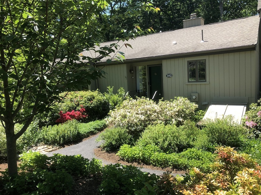 352 Hemlock Cir, Lincoln, MA 01773 - photo 1