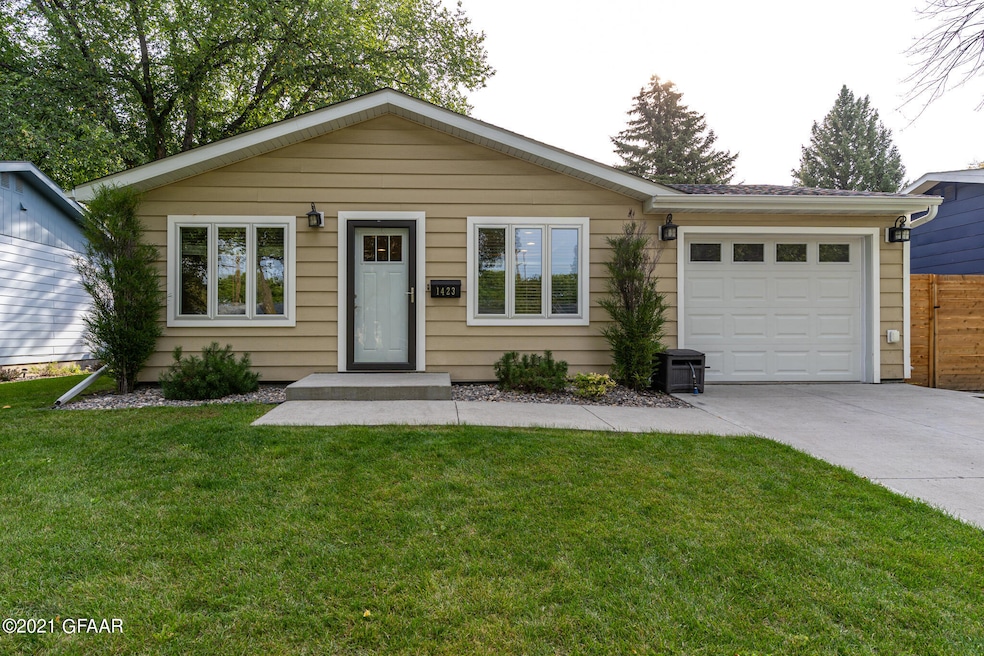 1423 S 18th St, Grand Forks, ND 58201 - photo 1