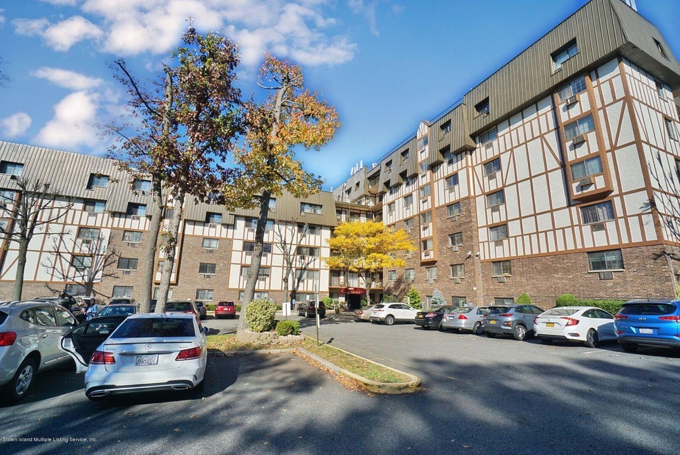 Elmwood Park Drive unit 715, Staten Island, NY 10314 - photo 1