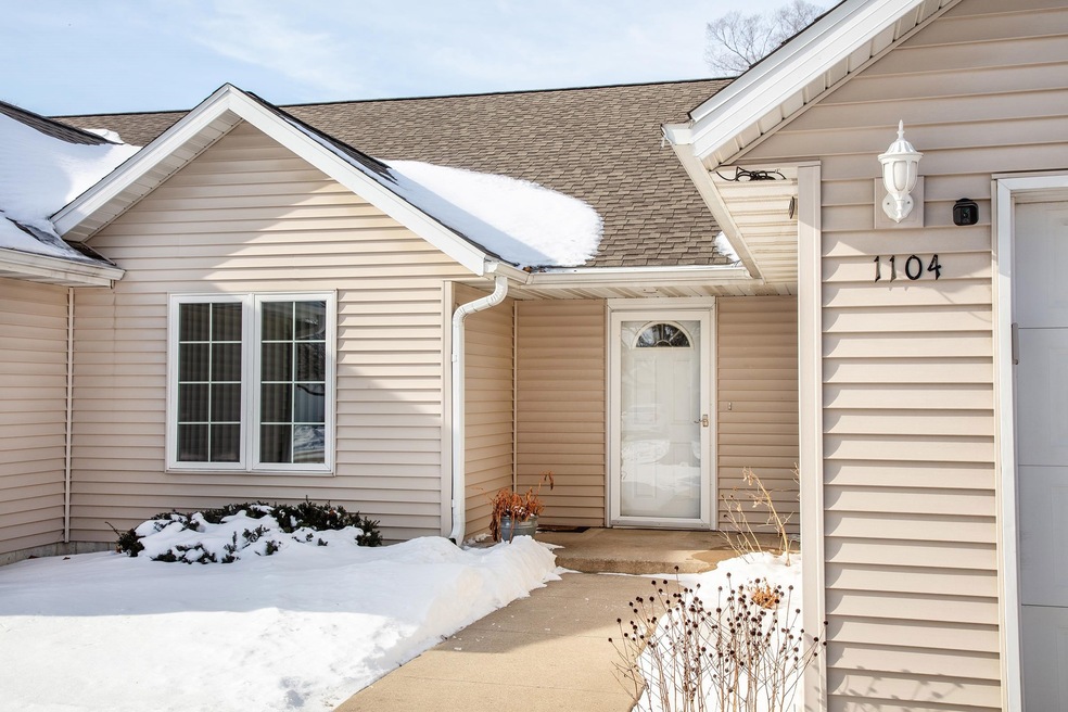 1104 Bobbi Ln, Waterloo, IA 50701 - photo 1