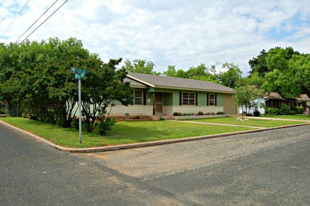 702 Sunset St, Fredericksburg, TX 78624 - photo 1