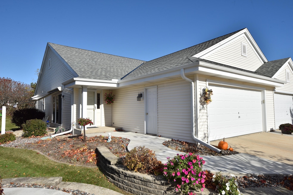 1875 Woodview Cir unit 281, Port Washington, WI 53074 - photo 1