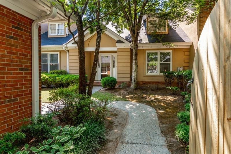 725 Olde Towne Ln, Marietta, GA 30068 - photo 1