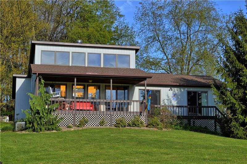 Three bedroom, 2 bath contemporary with covered fr