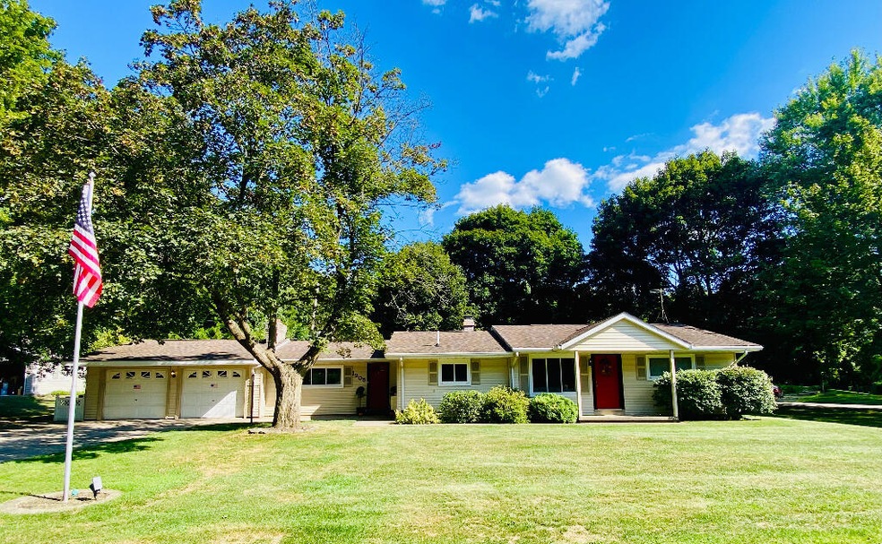 1205 Leinbach Ave, Bloomfield Hills, MI 48302 - photo 1