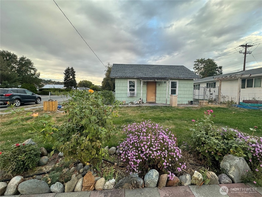 122 W 4th Ave W, Omak, WA 98841 - photo 1