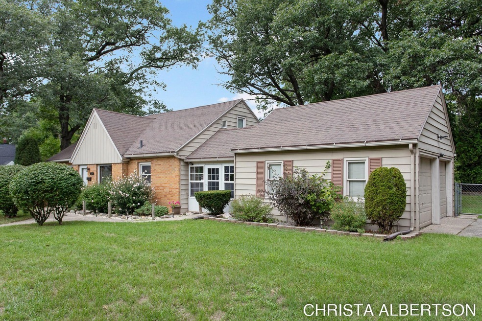 1-web-or-mls-1051 Short St NE Grand Rapi