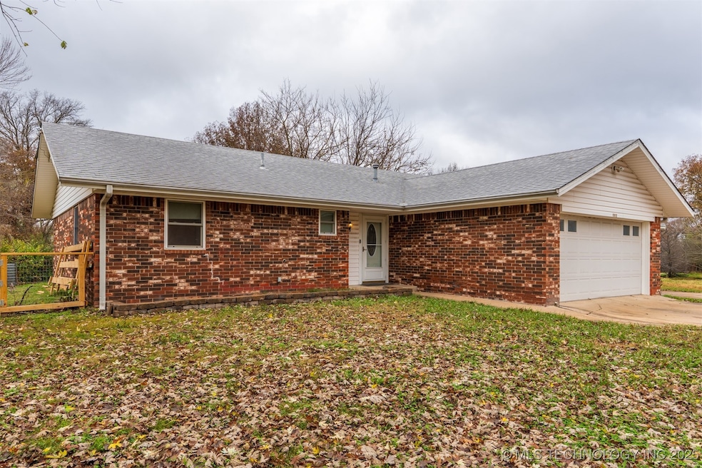 1012 Colonial Dr, Pryor, OK 74361 - photo 1