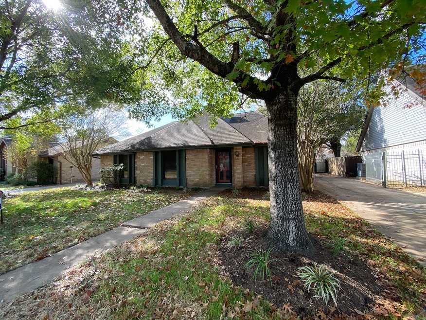 1-story with pool in established community of Memo