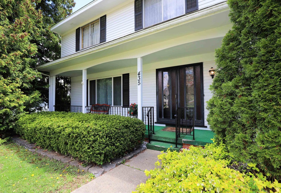 435 Windmill Point Dr, Flushing, MI 48433 - photo 1