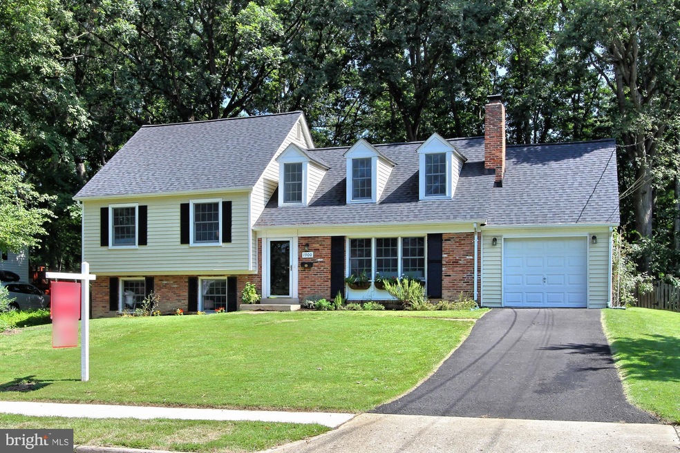 1900 Rampart Dr, Alexandria, VA 22308 - photo 1