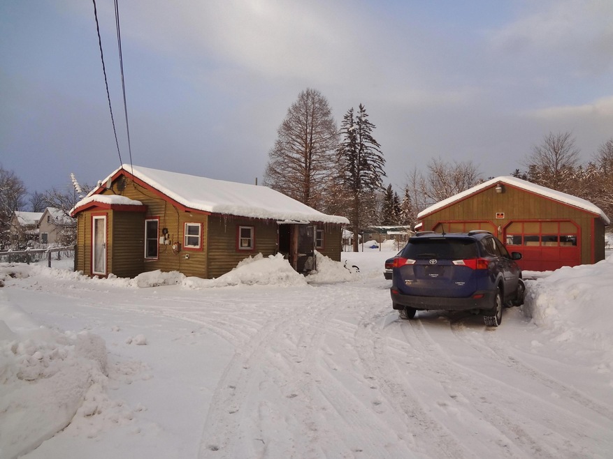 1402162 FRONT with garage