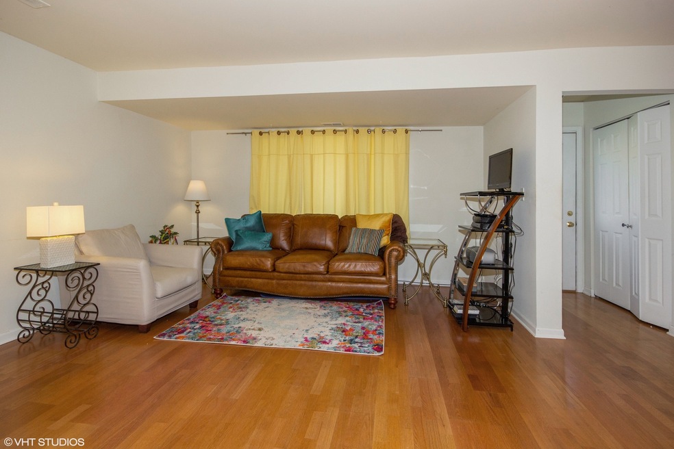 469 Valley Dr unit 3, Naperville, IL 60563 - photo 1