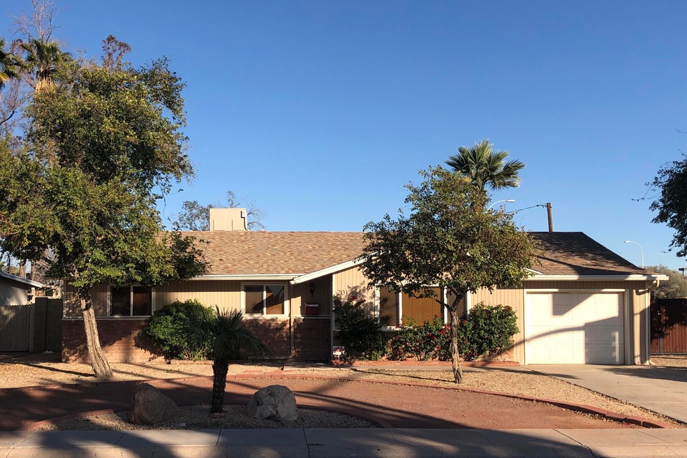 Front of House w Circle Drive