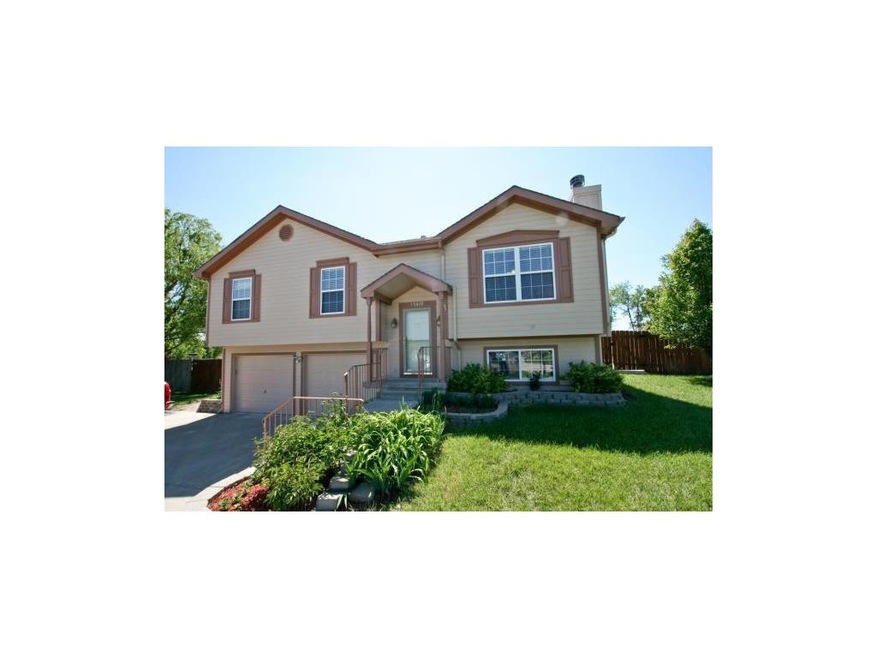 Wonderful exterior, freshly painted and set orf by