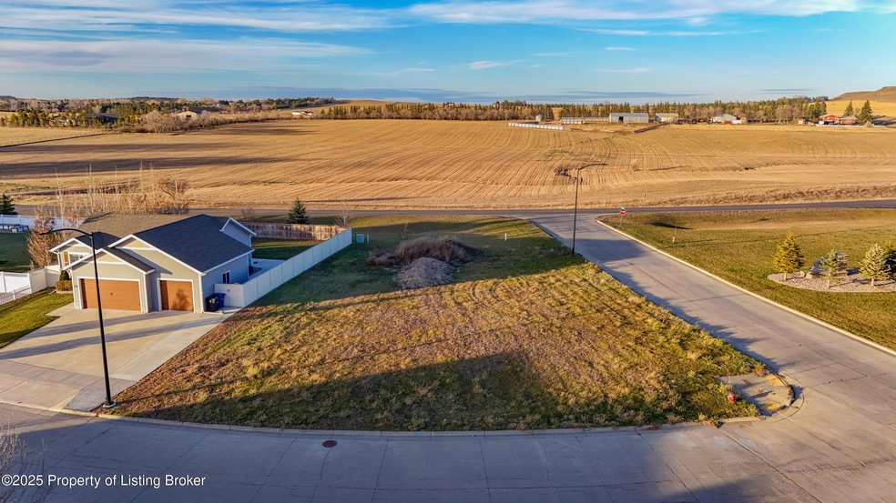 2257 Caldera Dr, Dickinson, ND 58601 - photo 1