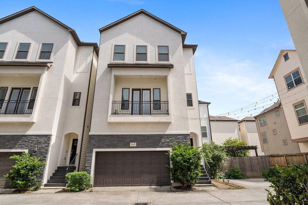 Welcome to 1625 W 23rd A! Located in the highly so