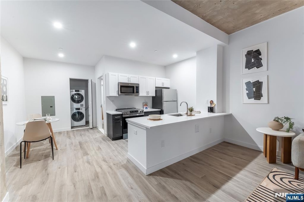 10 Commerce Ct unit 2E, Newark, NJ 07102 - photo 1