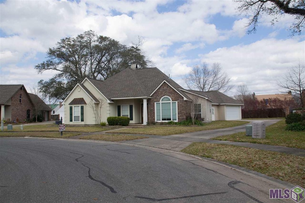 10711 N Great Oak Ct, Baton Rouge, LA 70810 - photo 1