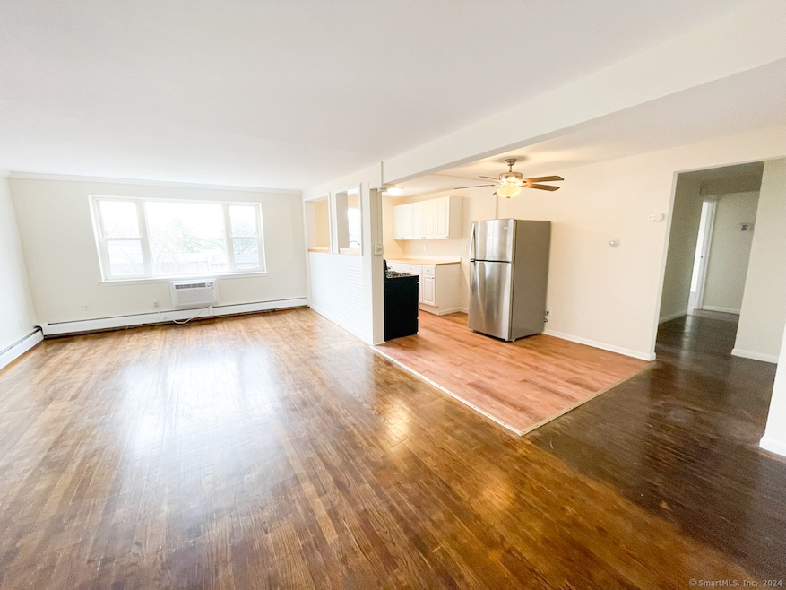 Welcome to 70 Farmington Ave, Unit 4B! This ranch 