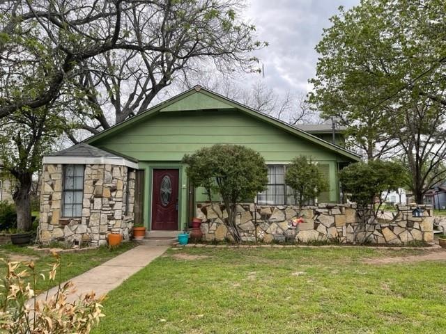 207 Olive St, Cleburne, TX 76031 - photo 1