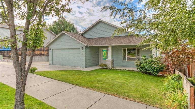 949 Crystal Dr, Eagle Point, OR 97524 - photo 1