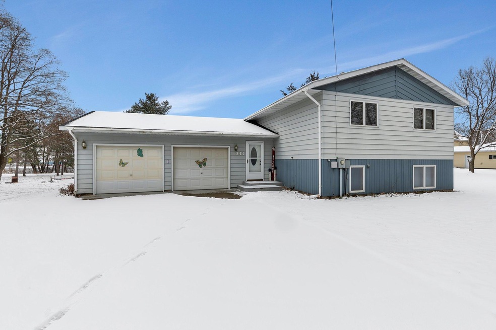 Well-kept 3 Bed, 2 Bath bi-level with additional lot and 2nd detached garage