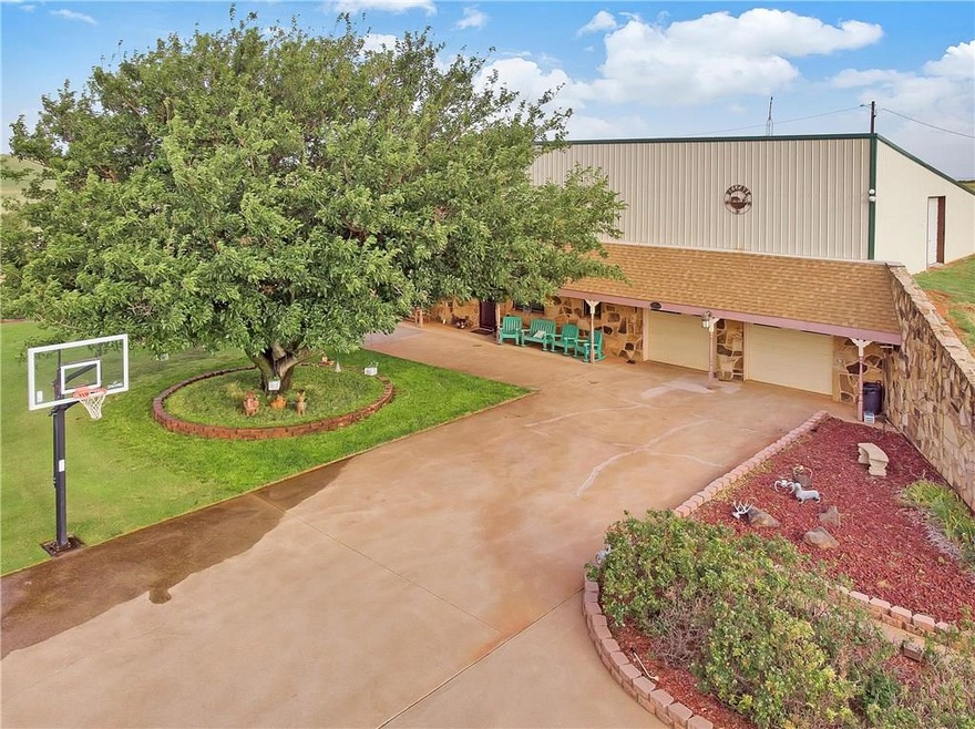 10549 N 2000 Rd, Elk City, OK 73644 - photo 1