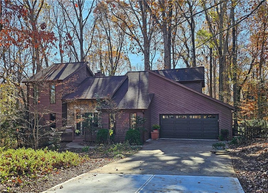 Level drive way in wooded setting on cul-de-sac st