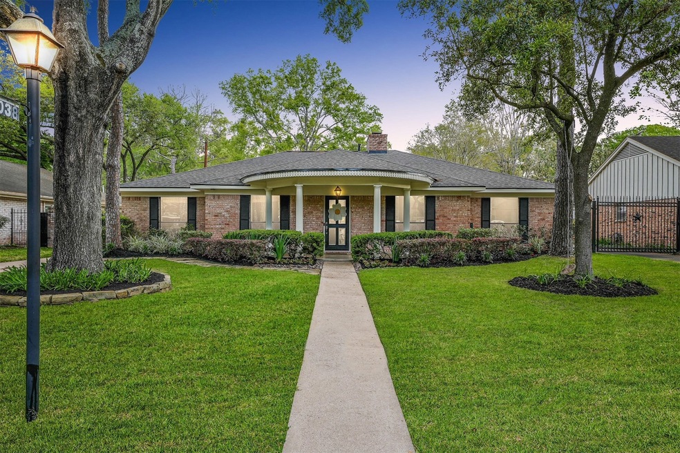 10038 Piping Rock Ln, Houston, TX 77042 - photo 1