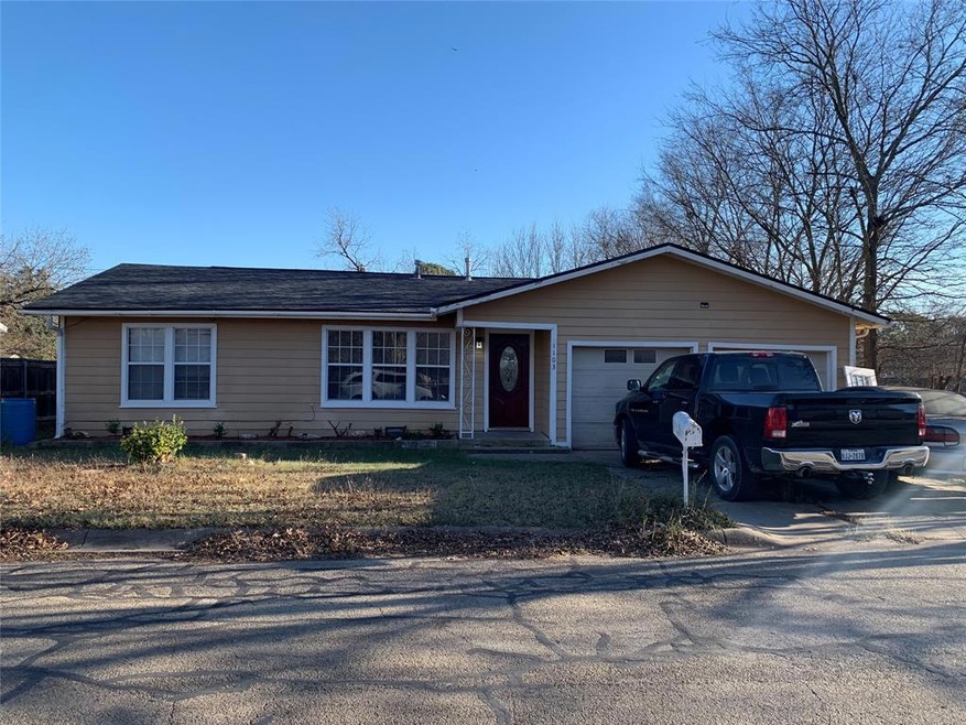 1103 Williams Ave, Cleburne, TX 76033 - photo 1