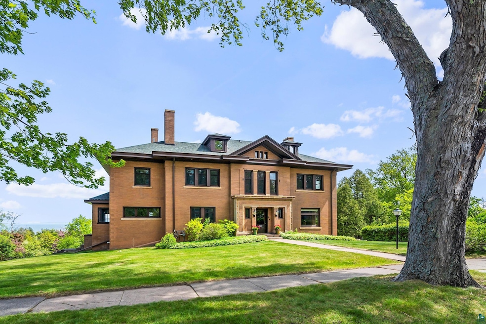 2526 E 2nd St, Duluth, MN 55812 - photo 1