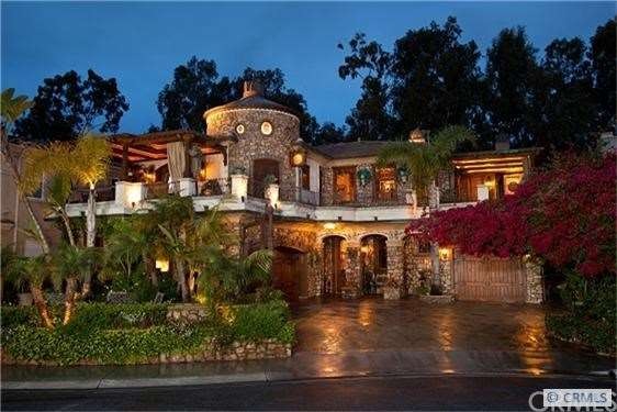 In an exclusive 7 home gated community .