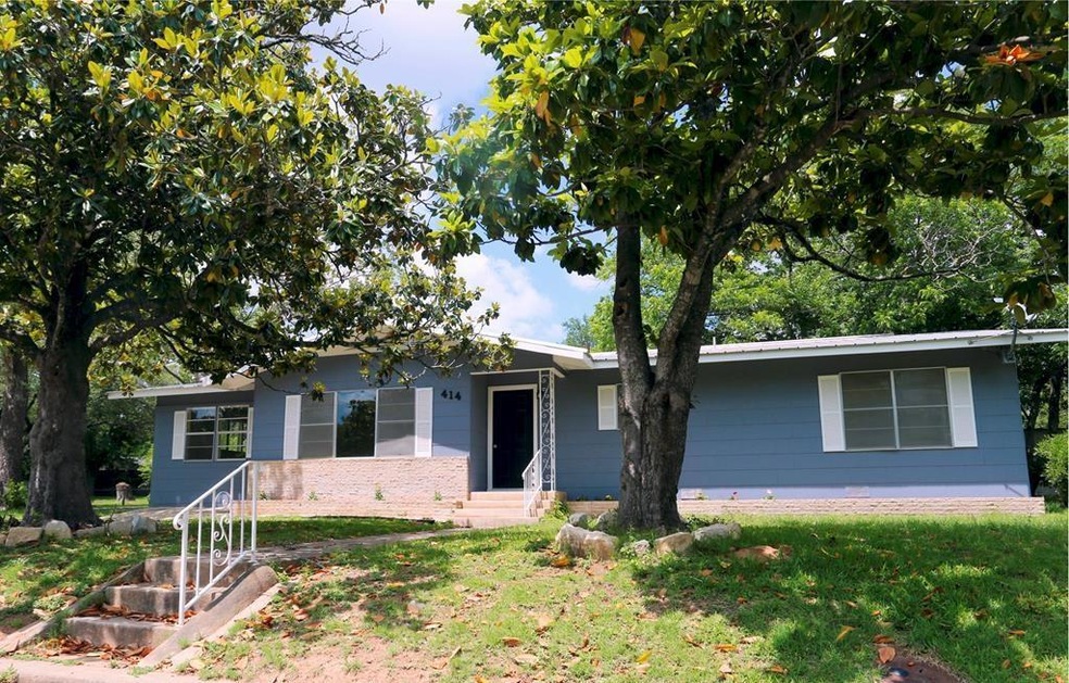 414 W Hackberry St, Fredericksburg, TX 78624 - photo 1