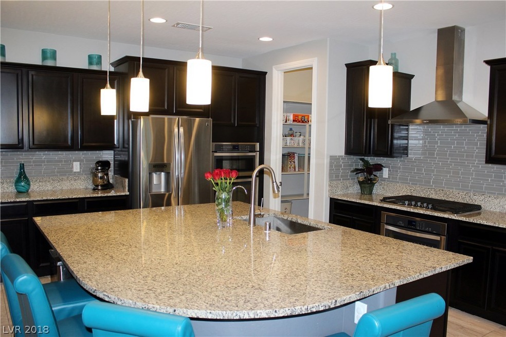 Gorgeous kitchen, Big island with granite countert