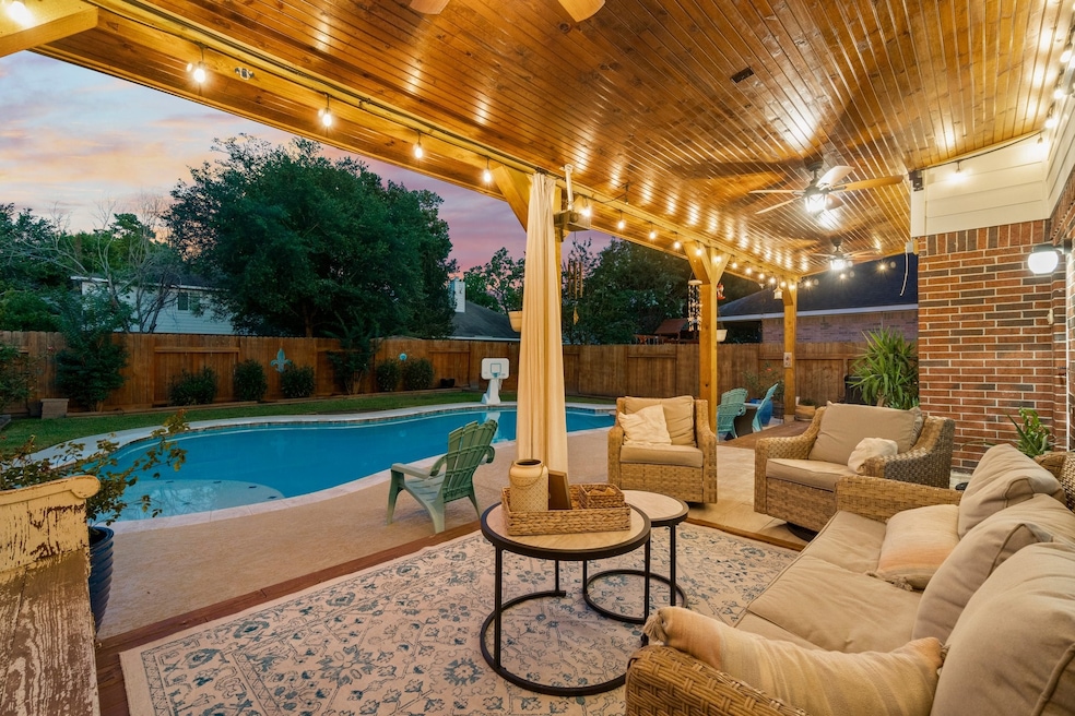 Welcome to 18 Poplar Pine Ct.