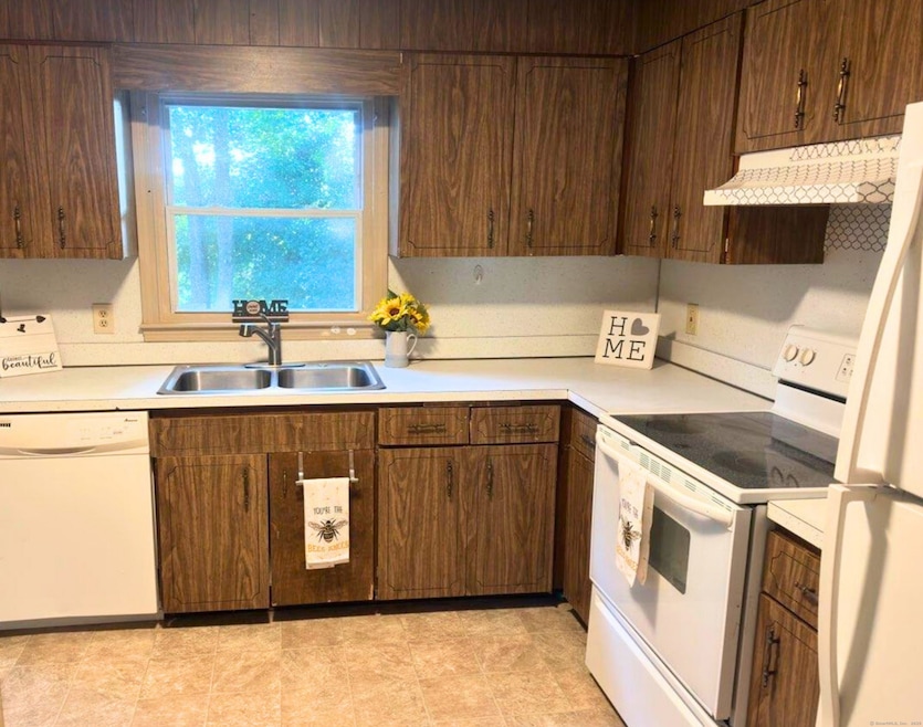 537 Boswell Ave, Norwich, CT 06360 - photo 1