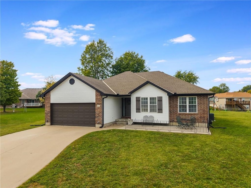 413 E Lawn Cir, Odessa, MO 64076 - photo 1