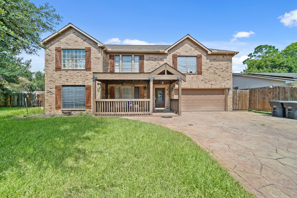 4800 Heathrow Ln, Alvin, TX 77511 - photo 1