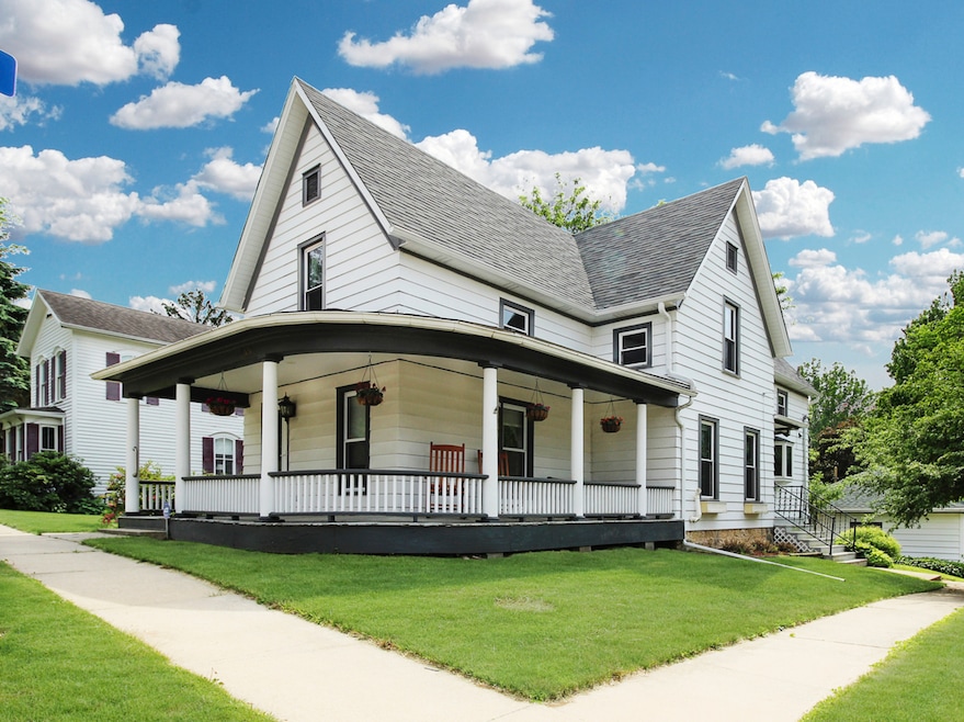 290 N Mill St, Freeport, IL 61032 - photo 1