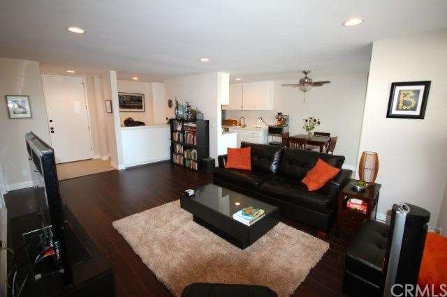 Large, open living room â€“ perfect for entertaini